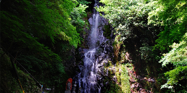 清水の滝(別名：珠簾の滝）